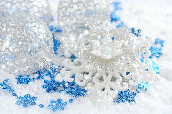 Navidad. copos de nieve azules, nieve blanca