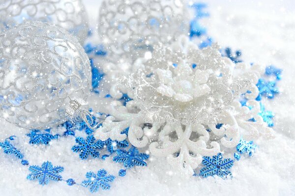 Boże Narodzenie. niebieskie płatki śniegu, biały śnieg