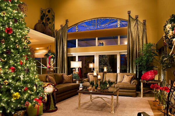 Interior design di Natale con candele e albero di Natale