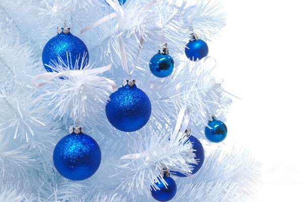 Blaue Christbaumkugeln für das neue Jahr