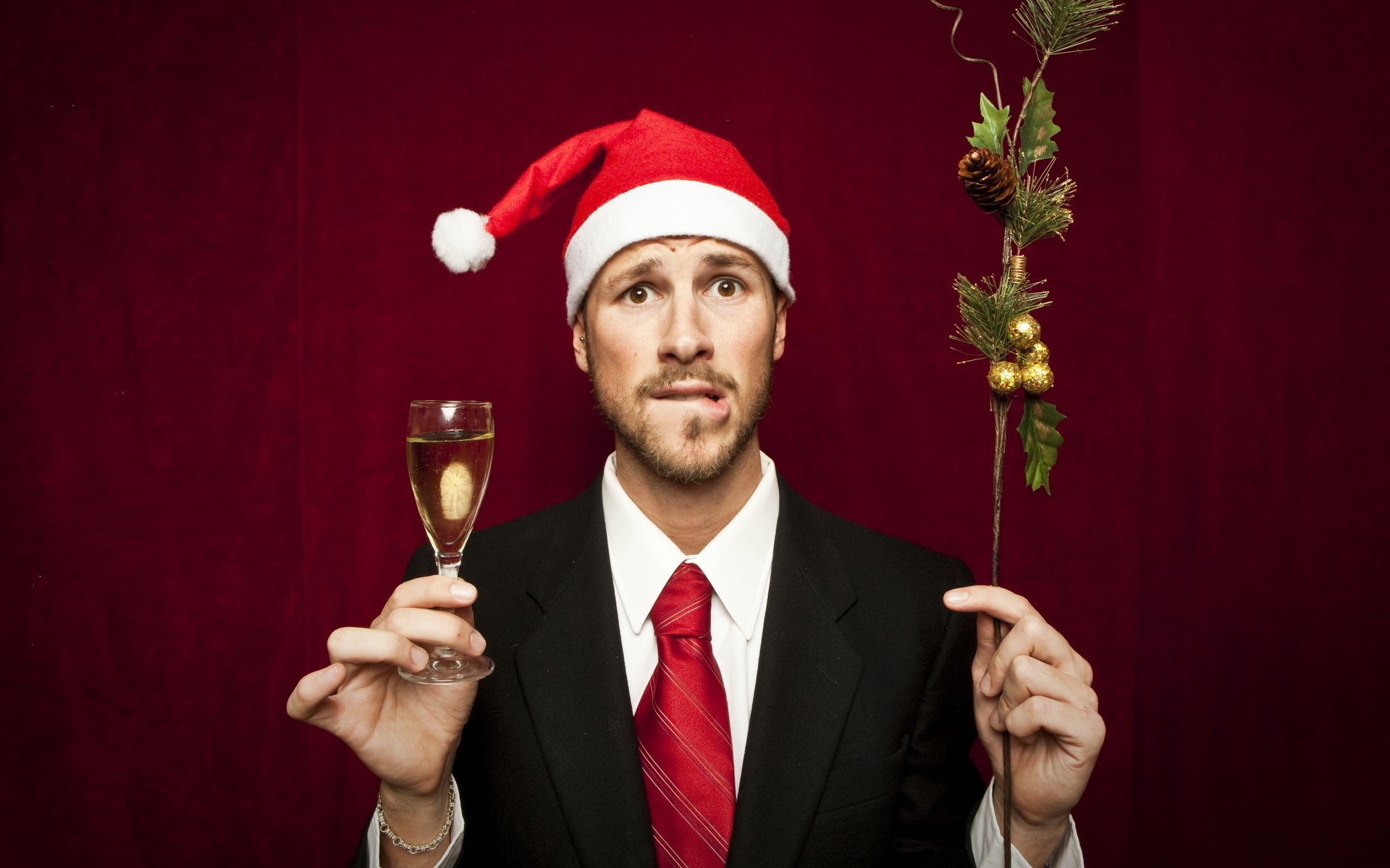 nouvel an gars en costume félicitations en chapeau avec verre champagne branche de sapin fond de nouvel an