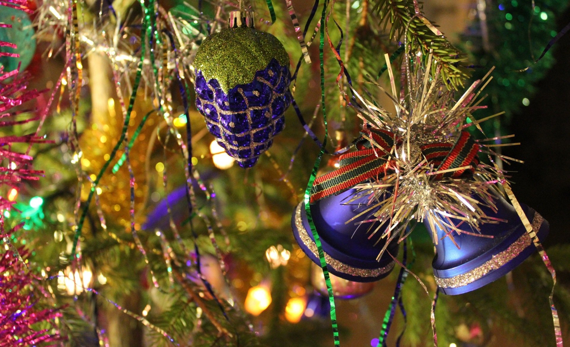 neujahr urlaub glocken weihnachtsbaum lametta regen glanz pailletten bänder frohes neues jahr