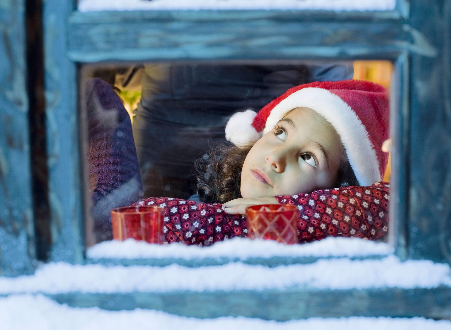 ventana nieve niña ojos marrones melancolía cálido acogedor