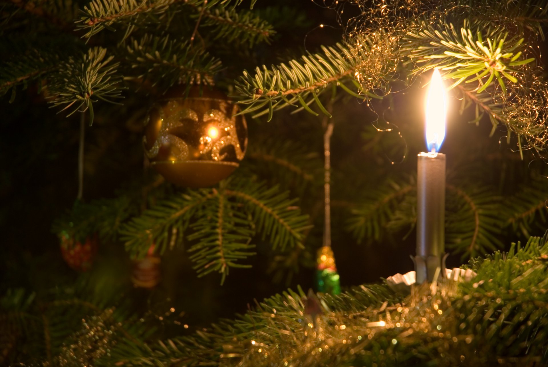 albero di natale candela giocattolo pericoloso mettere candela sull albero di natale fuoco caldo capodanno