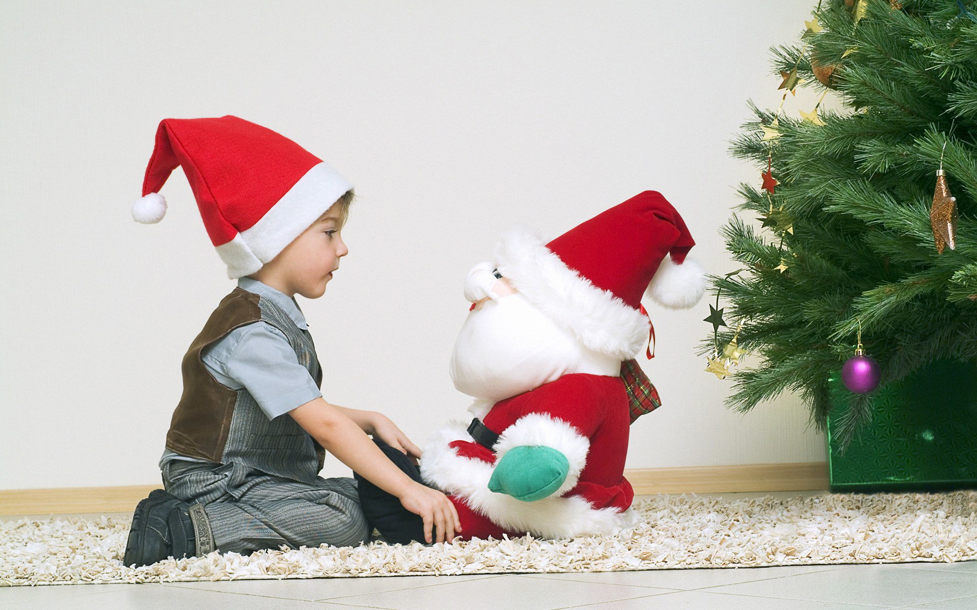 nuovo anno vacanze vacanze bambino ragazzo babbo natale albero di natale giocattolo