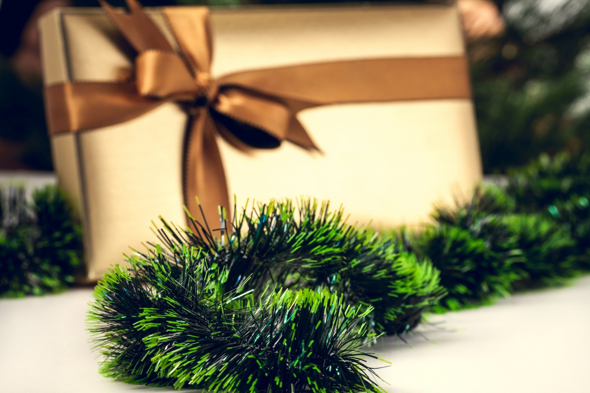 regen grün lametta landschaft box geschenk bogen band weihnachten neujahr