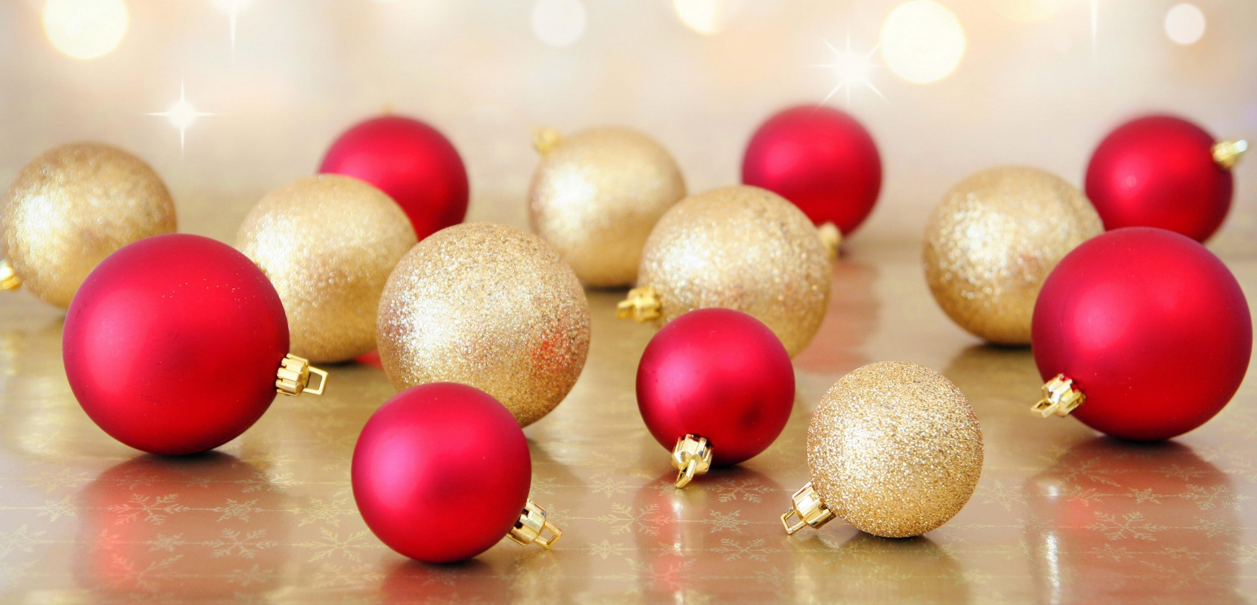 año nuevo navidad vacaciones bolas bolas mucho oro rojo juguetes de navidad