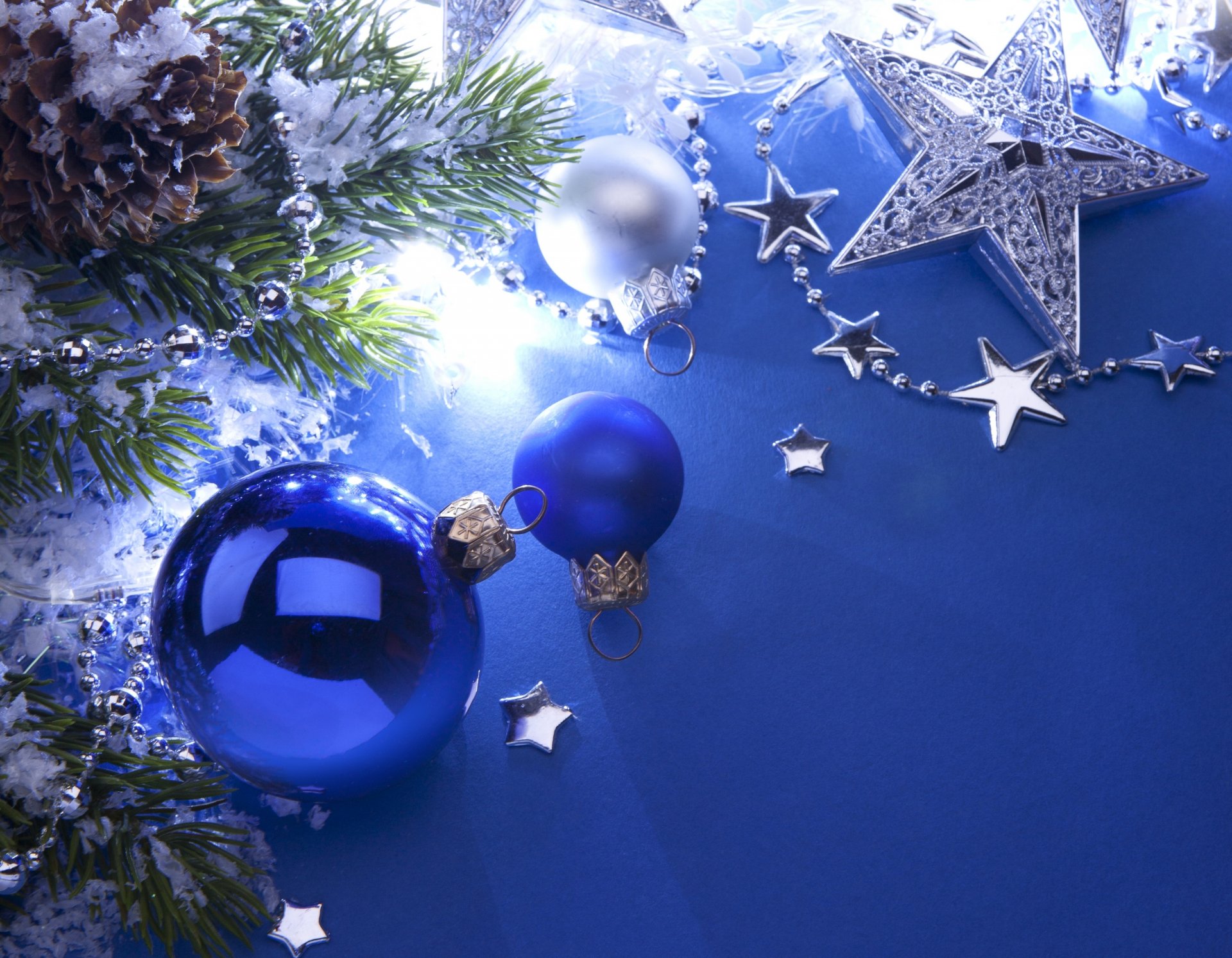 palle palle blu bianco stelle nottilucenti albero di natale coni rami di albero di natale giocattoli nuovo anno di natale sfondo blu