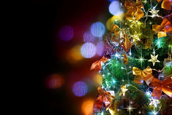 Weihnachtsbaum mit Schleifen und Girlanden geschmückt