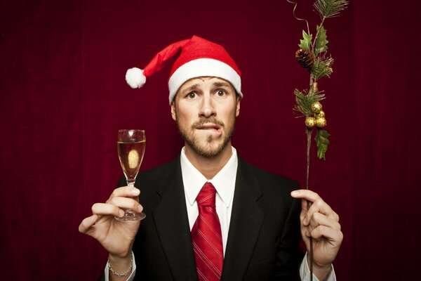 Jeune homme dans un chapeau et avec du champagne