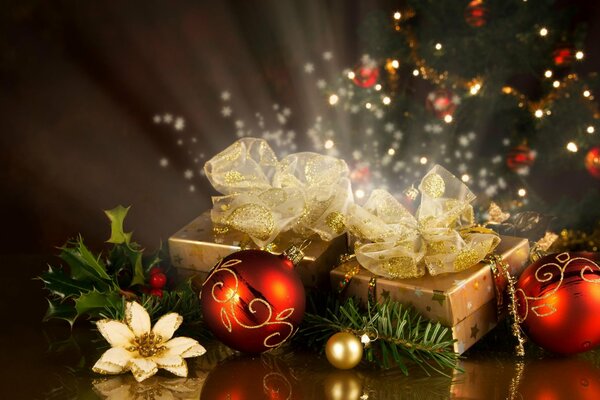 Prezenty świąteczne w złotych pudełkach