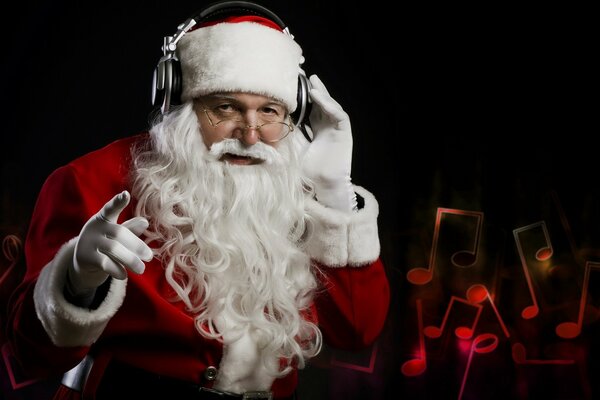 Дед мороз в наушниках слушает музыку