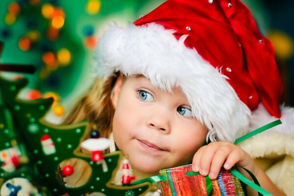 Petite fille avec un bonnet de Noël