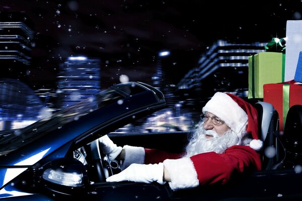 Дед мороз едет на машине с подарками