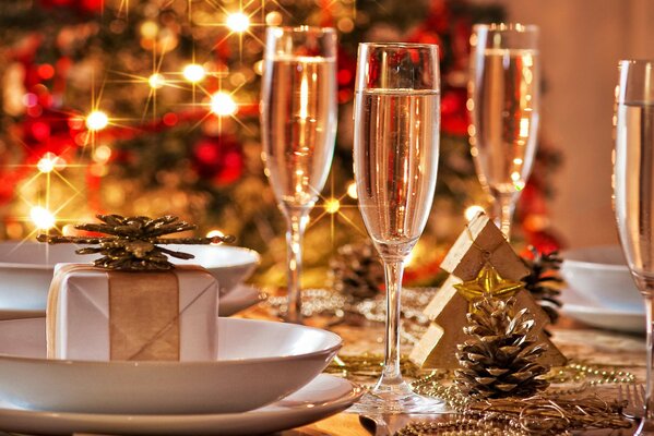 Neujahrstisch, Pommes und Champagner