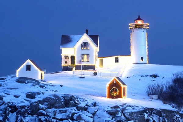 Guirlande lumineuse de Noël sur le phare de neige