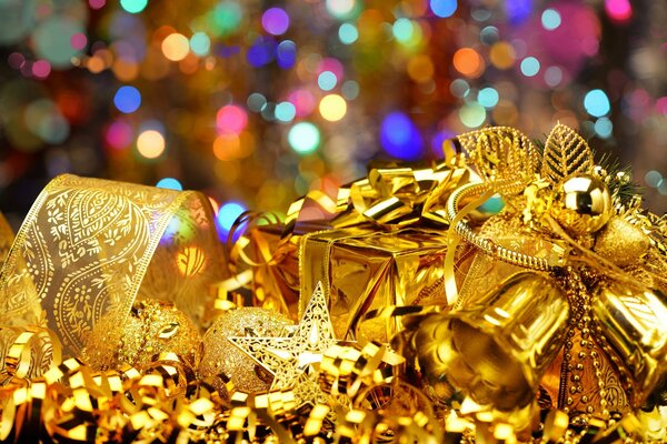 Golden bells and New Year s gifts