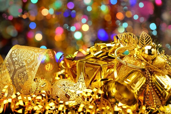 Złote dzwonki i prezenty świąteczne