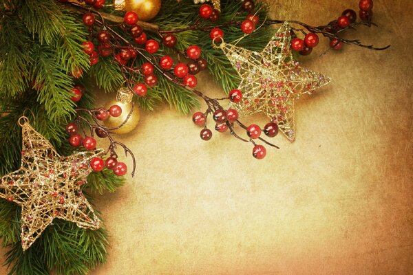 Fond minable avec des branches de sapin encadrées, des baies rouges et des jouets de Noël dorés