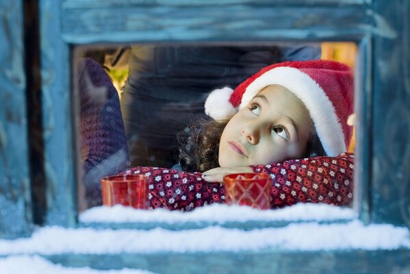 Fille aux yeux bruns dans un bonnet de Noël