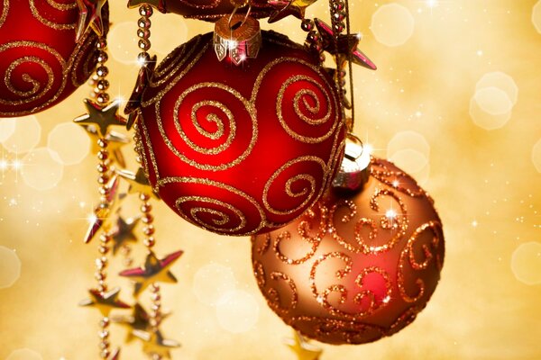 Boules de Noël avec des perles pour le nouvel an