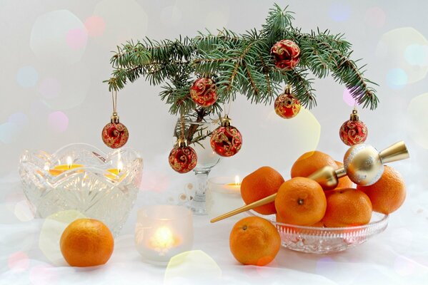 Festliche Weihnachtszusammensetzung von Mandarinen und Weihnachtsbaum