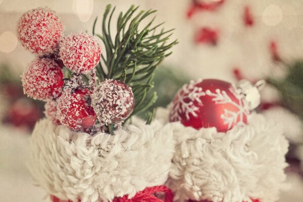 Bottes rouges et blanches pour Noël ornées de baies, de brindilles et de boules