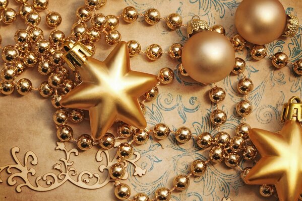Новогодние золотые шары, звезды и бусы