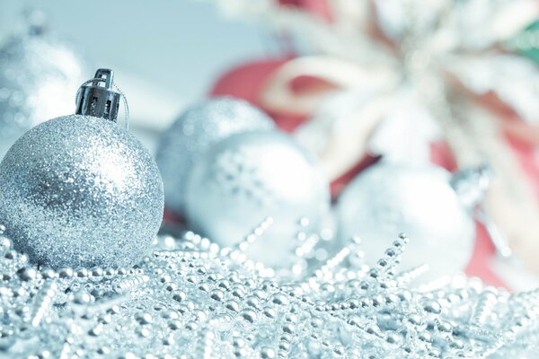 Giocattoli d argento sull albero di Natale per il nuovo anno