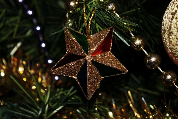 Braunes Weihnachtsbaum-Spielzeug hängt am Weihnachtsbaum