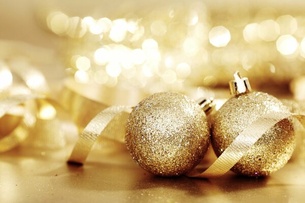Золотые шары на новогоднем столе