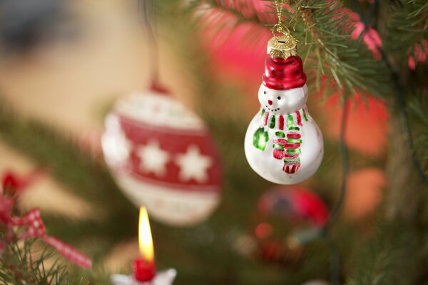 Jouet bonhomme de neige sur l arbre de Noël