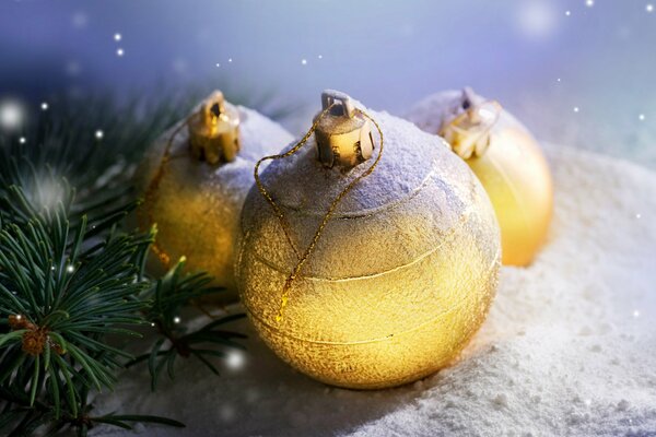 Glänzende goldene Weihnachtskugeln in der Nähe des Weihnachtsbaumes
