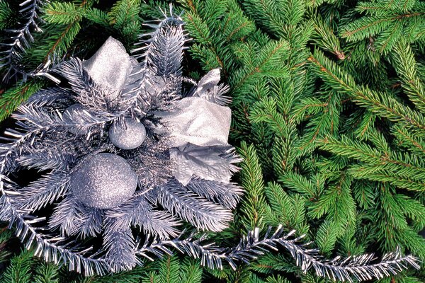 Agujas de árbol de Navidad y oropel y bolas de plata