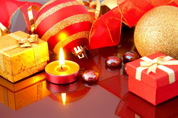 Cadeaux et jouets de Noël dans la gamme rouge et or