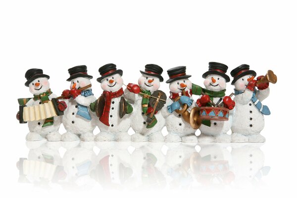 Снеговики с музыкальными инструментами в Рождество