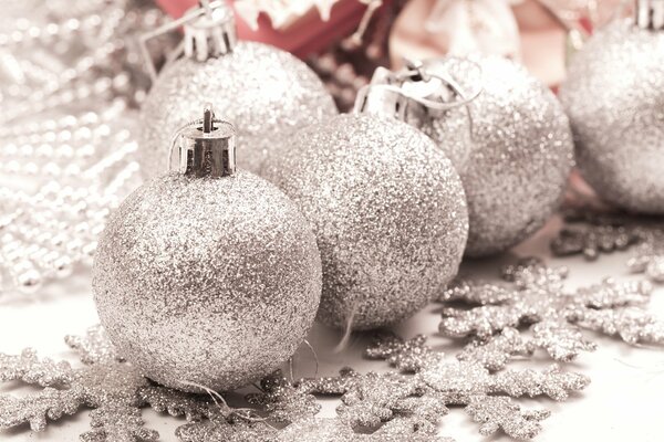 Cuccette di Natale innevate sull albero di Natale