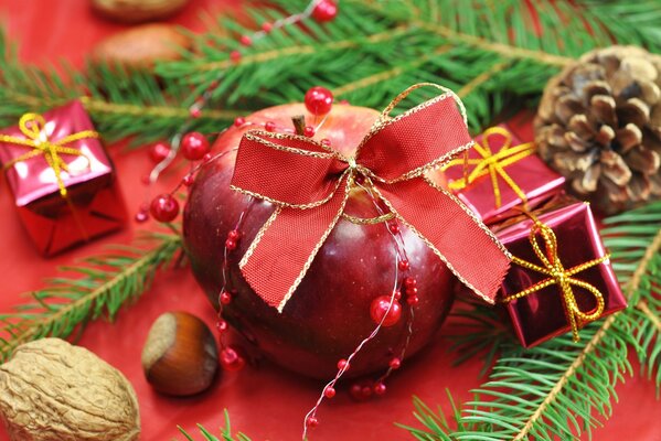 Juguetes de Navidad, conos y nueces sobre un fondo rojo