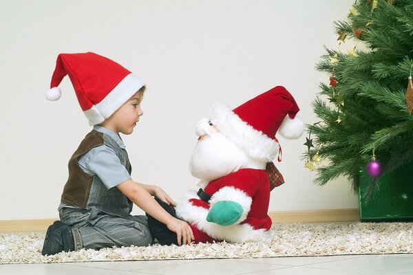 Enfant regardant le jouet du père Noël