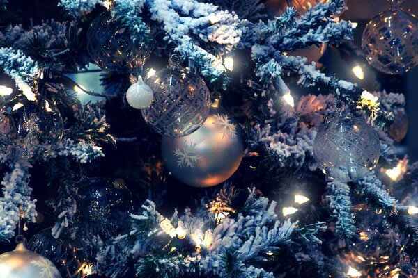 Silbriger Weihnachtsbaum mit Spielzeug und Schnee