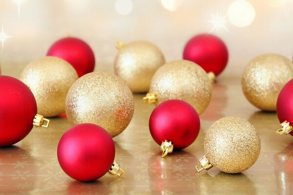 Bolas de Navidad sonando en el árbol de Navidad