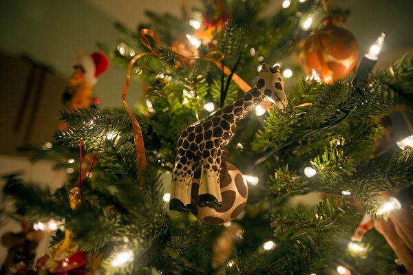 Juguetes de Navidad y guirnaldas en el árbol de Navidad se queman