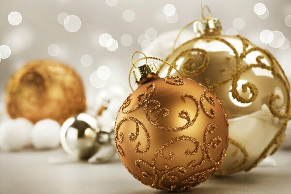 Boules de Noël d or sur l arbre de Noël