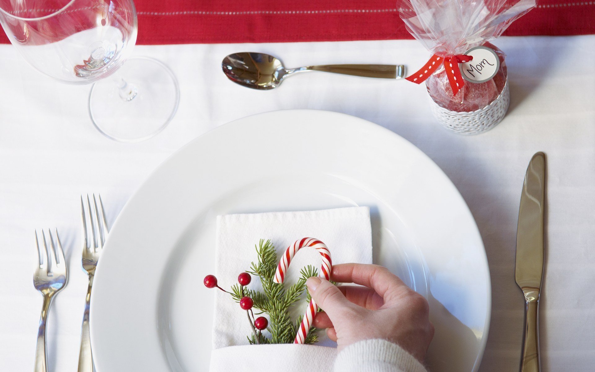 nuovo anno di vacanza albero di natale giocattoli palle regalo di nuovo anno ramo ramoscello piatto forchetta da tavola della ragazza mani