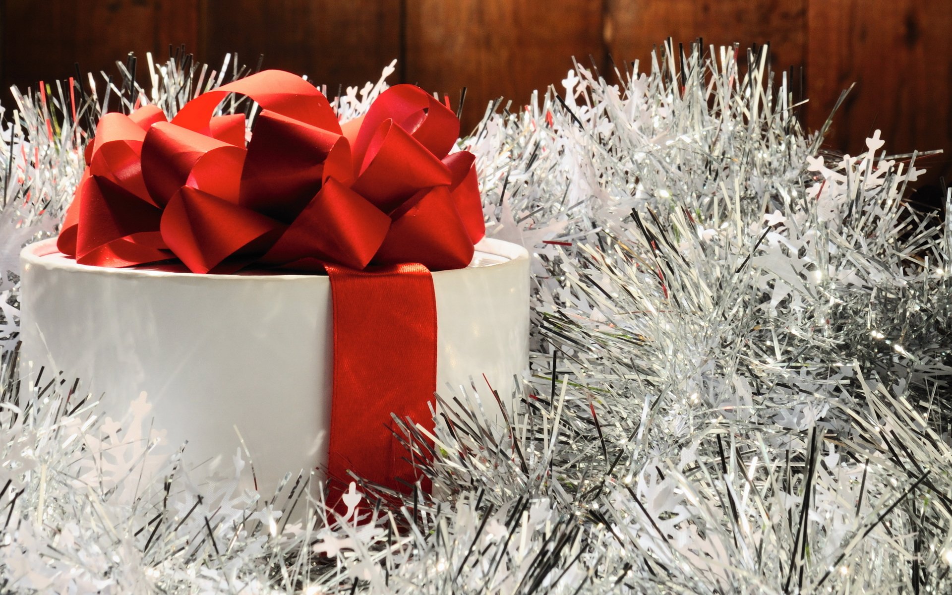 neujahr urlaub silber lametta geschenk weiß box verpackung bogen rot band rot weiß silber