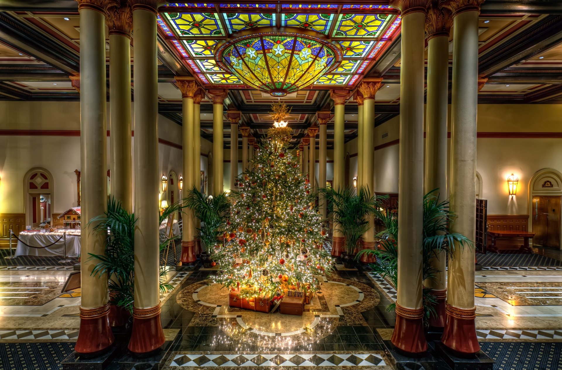 año nuevo navidad palacio salón árbol de navidad regalos columnas palmeras techo vidrio coloreado vidrieras mármol