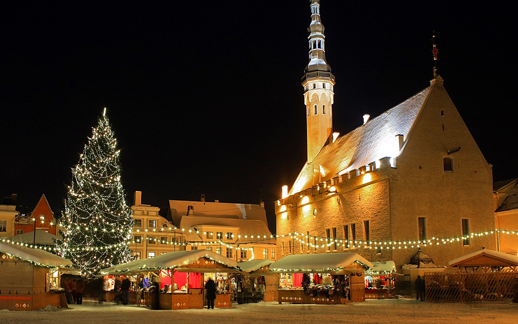 estonia tallinn albero di natale natale bazar negozi case municipio luci