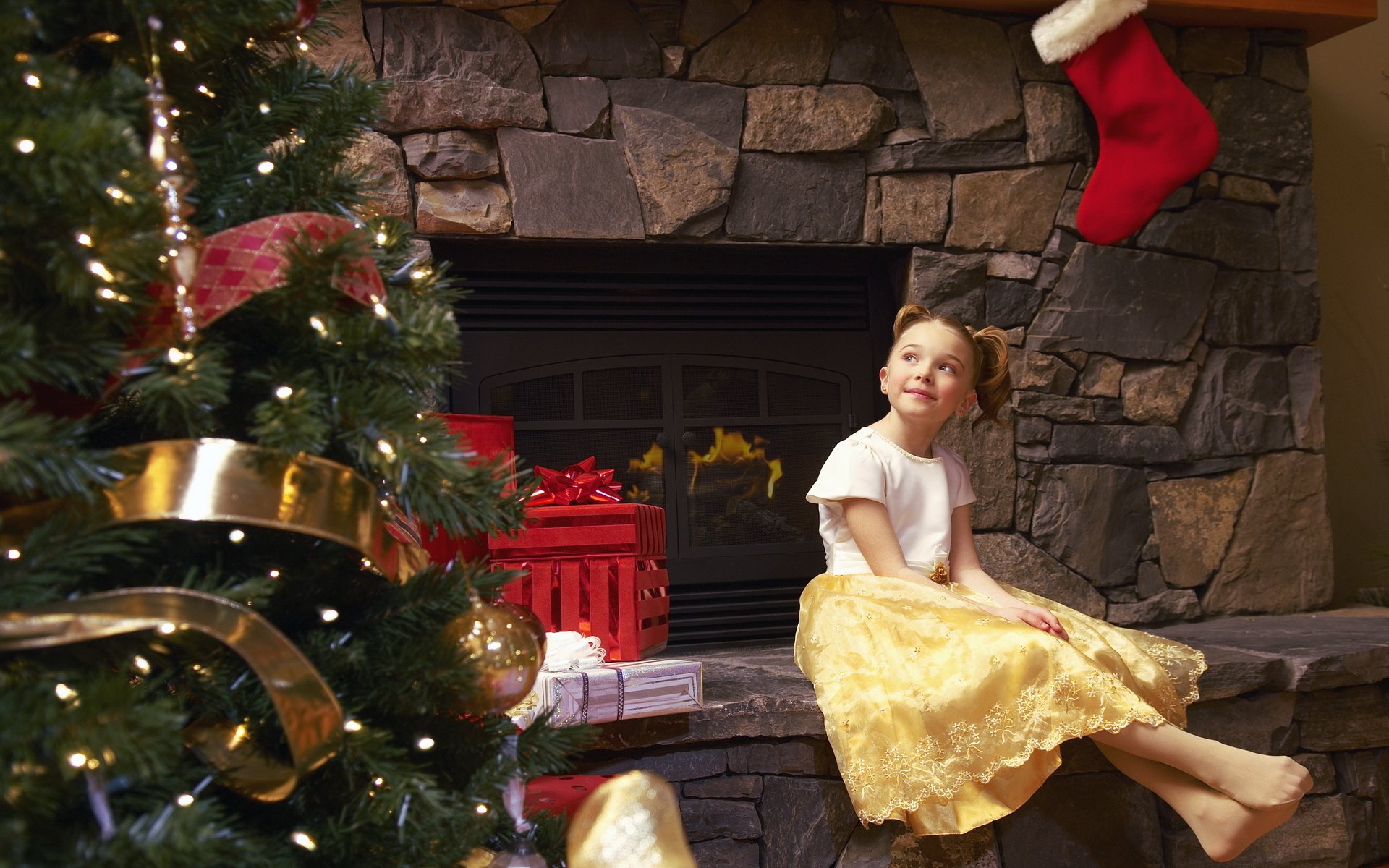 urlaub neues jahr mädchen kind kleid träume nachdenklichkeit kamin geschenke weihnachtsbaum