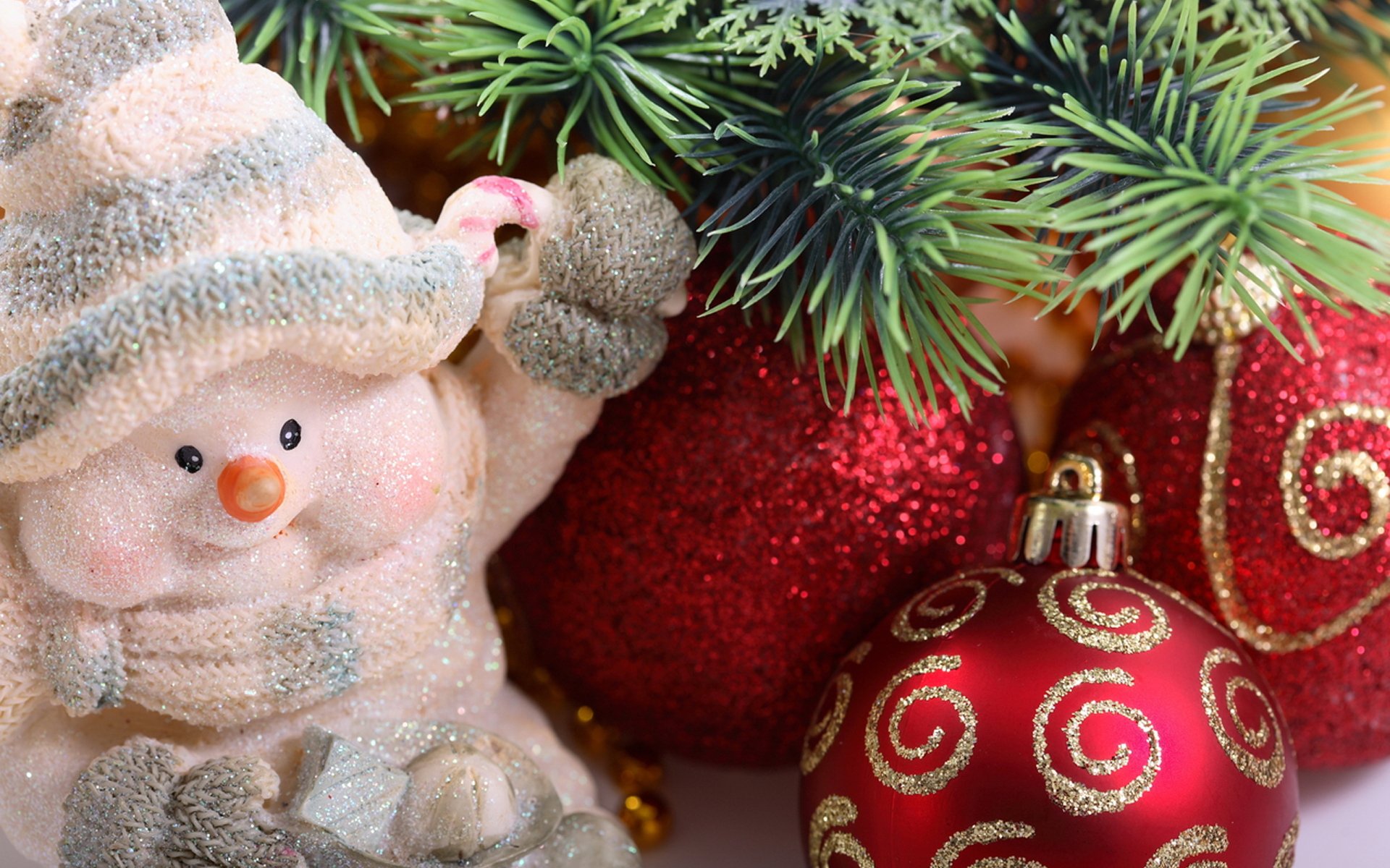 nouvel an vacances arbre de noël boules jouets bonhomme de neige gros plan sapin aiguilles motifs