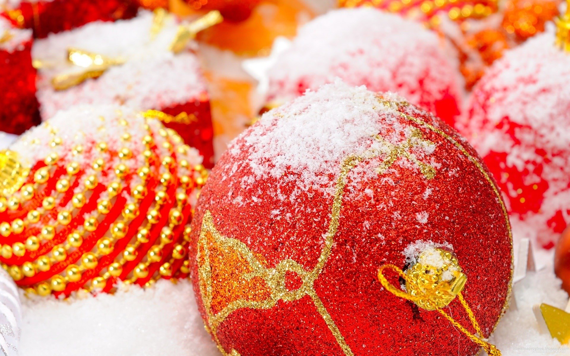 bolas juguetes de navidad adornos bisinki trenza colores rojo oro nieve vacaciones